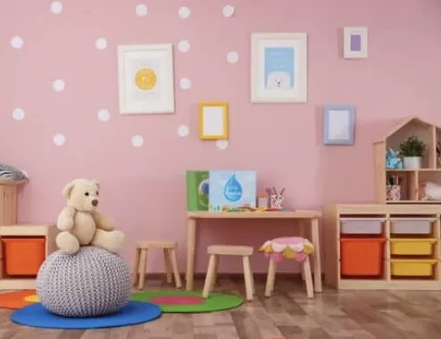 Másik szoba. Színes, hangulatos, de üres!